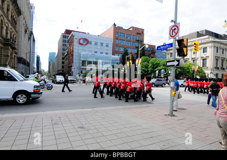 Regiment des Fusses der Generalgouverneur bewacht, Parliament Hill in Ottawa für die Änderung der Wachablösung marschiert Stockfoto