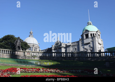 William Wallace Statue und Seiner Majestät Theater aus Union Terrace Gardens Aberdeen Schottland Mai 2010 Stockfoto