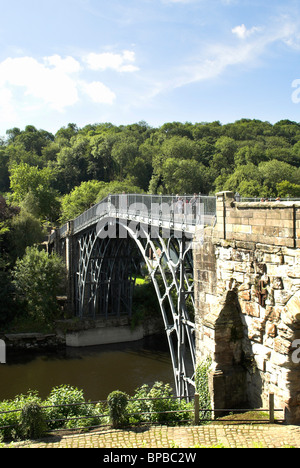 Die Eisenbrücke in Ironbridge, Shropshire, England. Stockfoto