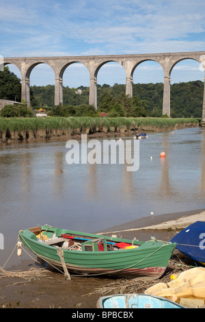 Calstock; Eisenbahnbrücke über den Fluss Tamar; Cornwall Stockfoto