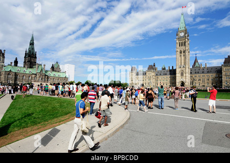 Massen, die Anreise für den Wechsel der Wachablösung am Parliament Hill in Ottawa, Kanada Stockfoto