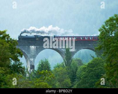 Überquerung der Glenfinnan Viadukt Glenfinnan Schottlands Jacobite Dampfzug Stockfoto
