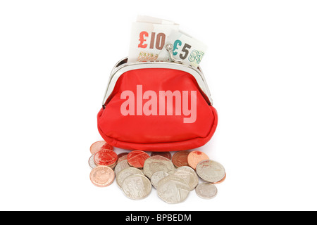 Offene rote Geldbörse mit zehn und fünf Pfund Scheine mit einigen Münzen verschüttet isoliert auf einem schlichten weißen Hintergrund. England, Großbritannien Stockfoto