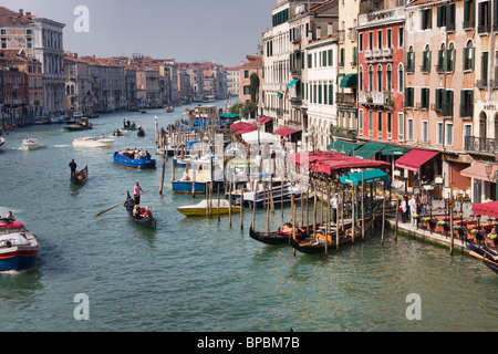 Der Canal Grande von Rialto-Brücke am Morgen in Venedig gesehen. Stockfoto