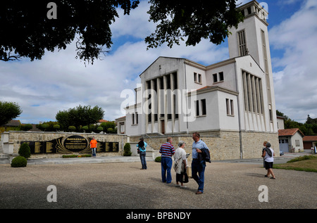 Oradour - Sur-Glane Frankreich Gedenktafel und Gärten Stockfoto