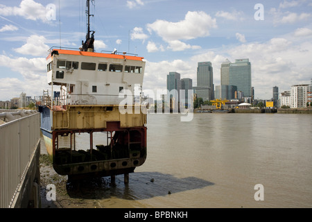 Richard Wilson's Läuse der Wirklichkeit' Skulptur auf der Themse gegenüber Canary Wharf, London, Großbritannien. Installation im Jahr 2000 erstellt. Stockfoto