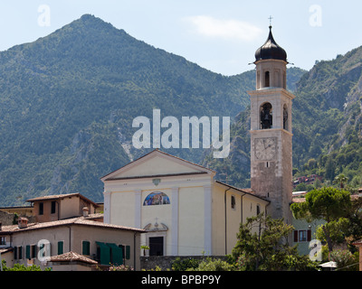 Blumen umrahmen die Dächer von Limone am Gardasee Italien Stockfoto