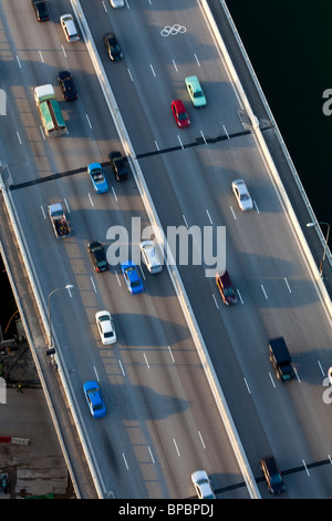 Luftaufnahme des Verkehrs auf der East Coast Parkway, Singapur Stockfoto