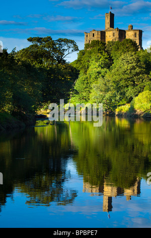 England, Northumberland, Warkworth. Warkworth Castle spiegelt sich in den stillen Wassern des Flusses Coquet. Stockfoto