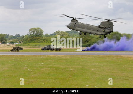 British Royal Air Force Boeing Chinook HC.2 ZD574 Demostrates seine Fähigkeiten bei der 2010 RIAT Royal International Air Tattoo Stockfoto