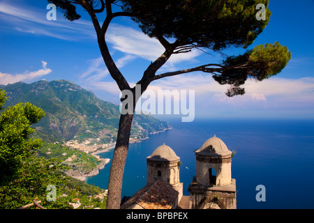 Blick auf die Amalfiküste von Villa Rufolo in die Hügel Stadt Ravello in Kampanien Italien Stockfoto