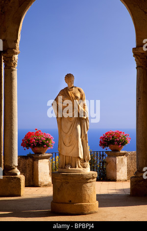 Statue auf der Terrasse der Villa Cimbrone in Ravello an der Amalfiküste in Kampanien-Italien Stockfoto