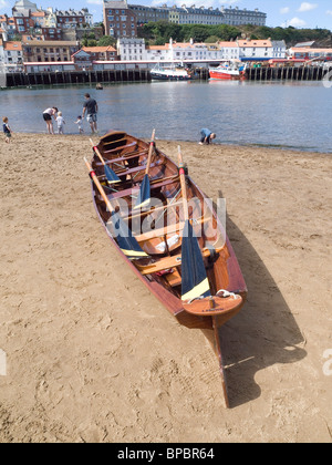 Eine traditionelle hölzerne Meer gehen Ruderboot am Strand von Whitby, zwischen den Rennen in der jährlichen Regatta 2010 Stockfoto