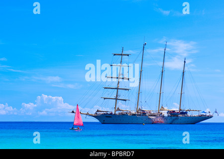 Star Flyer-Klipper vor Ko Miang Insel Similan Inseln in der Andaman Sea, Thailand verankert. Stockfoto