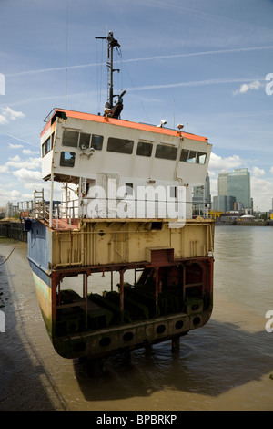 Richard Wilson's Läuse der Wirklichkeit' Skulptur auf der Themse gegenüber Canary Wharf, London, Großbritannien. Installation im Jahr 2000 erstellt. Stockfoto