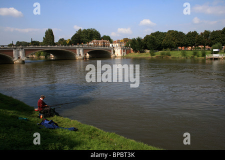 Fischer am Ufer der Themse, Surrey Stockfoto