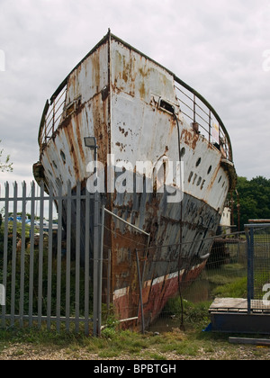 Alten Raddampfer PS Ryde gebaut, im Jahre 1936 aber jetzt aufgelegt und Rost entfernt in Binfield Marina auf der Isle Of Wight England UK Stockfoto