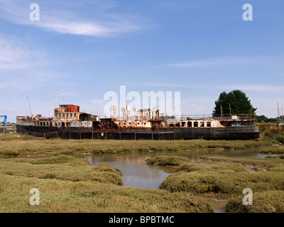 Alten Raddampfer PS Ryde gebaut, im Jahre 1936 aber jetzt aufgelegt und Rost entfernt in Binfield Marina auf der Isle Of Wight England UK Stockfoto