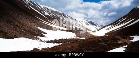 Schottland, Schottisches Hochland, Cairngorm National Park. Die Reste von einem harten Winter im wilden Tal des Lairig Ghru. Stockfoto