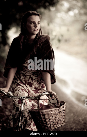 Mädchen mit dem Fahrrad in einem Jahrgang 1940-Stil Stockfoto