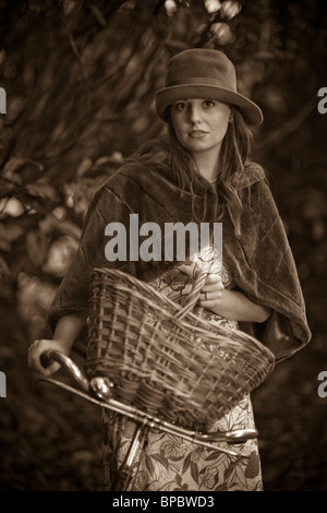 Mädchen mit dem Fahrrad in einem Jahrgang 1940-Stil Stockfoto