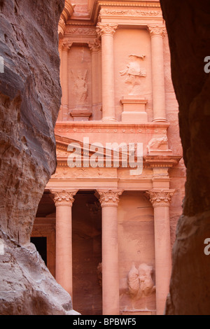 Al Khazneh (oder Treasury), gesehen aus der engen Siq, Petra, Jordanien Stockfoto