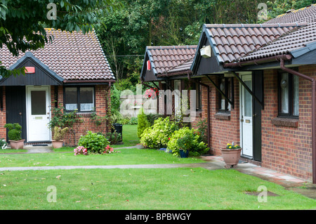 Eine Gruppe von Bungalows für die Belegung mit älteren Menschen mit einem Leben auf dem Gelände in Broadstairs, Kent Warden. Stockfoto