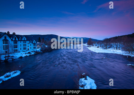 Schottland, Schottisches Hochland, Cairngorm National Park. Der Fluss Dee auf einer Strecke in der Nähe der Stadt Ballater, betrachtet in der Abenddämmerung. Stockfoto