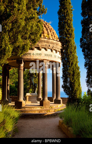 Pavillon und Statue im Garten der Villa Cimbrone in Ravello entlang der Amalfi Küste, Kampanien Italien Stockfoto