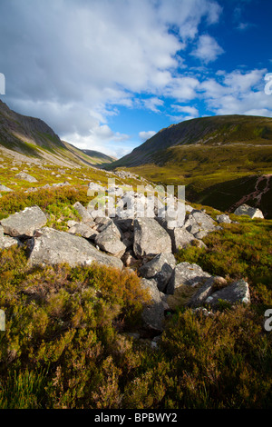 Schottland, Schottisches Hochland, Cairngorm National Park. Mit Blick auf den Lairig Ghru von den Ausläufern der taumelte Fels. Stockfoto