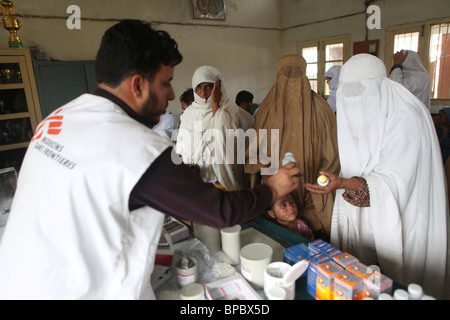 Flutopfer in Pakistan erhalten Hilfe von Ärzte ohne Grenzen Stockfoto