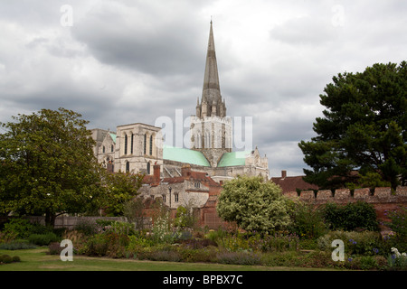 Chichester Kathedrale gesehen von den Bishops Palace Gardens, Chichester West Sussex England UK Stockfoto