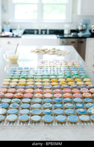 Schöne bunte mattierte Cookies in Küche Stockfoto