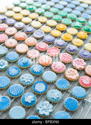 Schöne bunte mattierte Cookies in Küche Stockfoto