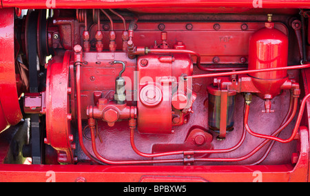 Alten Oldtimer-Traktor-Motor mit solidem rote Maschinenbau Stockfoto