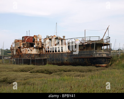 Alten Raddampfer PS Ryde gebaut, im Jahre 1936 aber jetzt aufgelegt und Rost entfernt in Binfield Marina auf der Isle Of Wight England UK Stockfoto