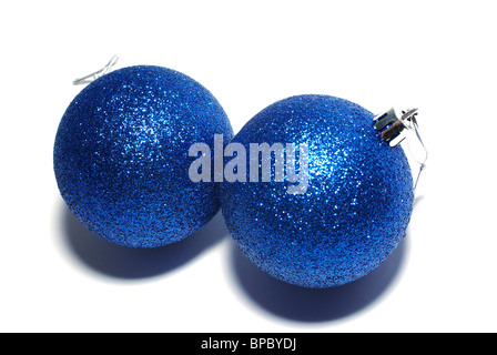 Blaue Christmass Balls isoliert auf weißem Hintergrund. Stockfoto