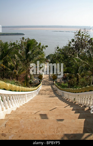 Wat Hanchey in Kampong Cham, Kambodscha. Blick über den Mekong River. Stockfoto