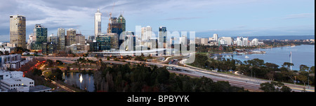 Panorama von Perth City genommen vom Kings Park auf Dämmerung, Western Australia. August 2010 Stockfoto