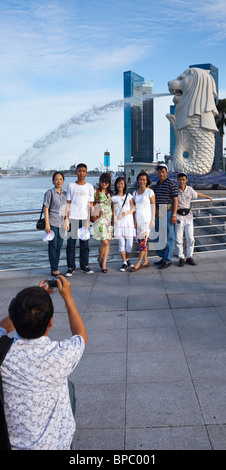 Touristen fotografieren vor der Merlion, das Wahrzeichen von Singapur Stockfoto