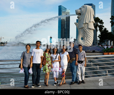 Touristen fotografieren vor der Merlion, das Wahrzeichen von Singapur Stockfoto