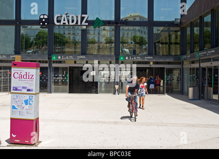 Eingang nach Cadiz Railway Station, Cádiz, Andalusien, Spanien Stockfoto