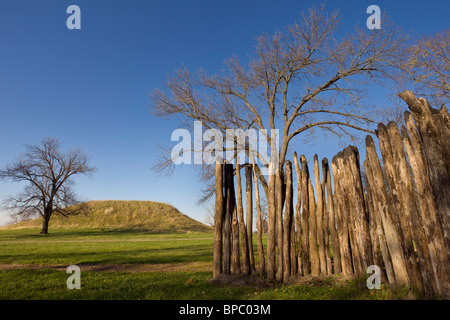 Hölzerne Palisade und Fox Hügel oder Hügel 60, bei Cahokia Mounds State Historic Site in Collinsville, Illinois. Stockfoto