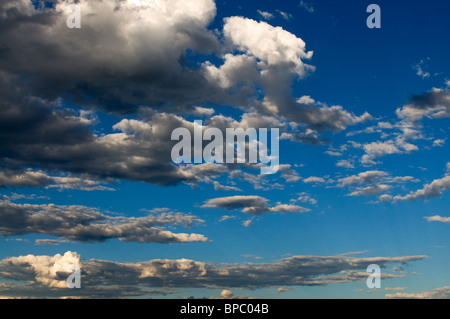 mehrere Wolken am blauen Himmel von New Mexico Stockfoto