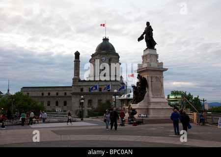 Touristen an der Statue von Samuel de Champlain, Gründer von Quebec, auf der Terrasse Dufferin. Quebec Stadt, Kanada. Stockfoto