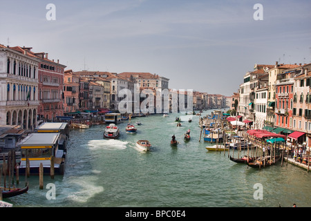 Der Canal Grande von Rialto-Brücke am Morgen in Venedig gesehen. Stockfoto