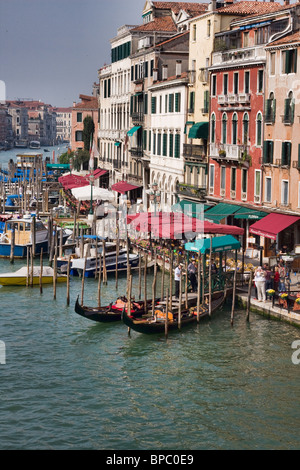 Der Canal Grande von Rialto-Brücke am Morgen in Venedig gesehen. Stockfoto