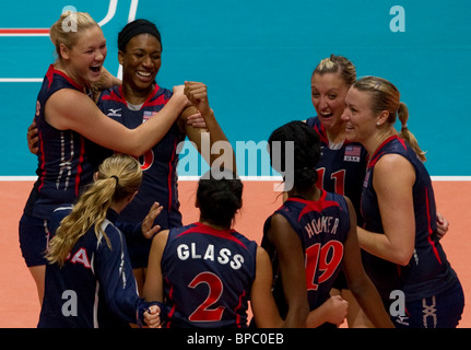 USA-Spieler feiern nach dem Gewinn ihrer Volleyball-Spiel gegen China Stockfoto