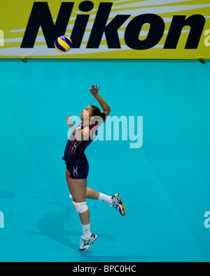 Alisha Glass der USA dient gegen China während ihrer Volleyball-Spiel am letzten Tag der FIVB World Grand Prix in Hong Kong Stockfoto