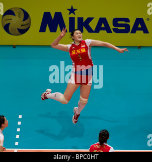 Chinas Wang Yimei Spitzen den Ball gegen die USA während ihrer Volleyball-Spiel Stockfoto